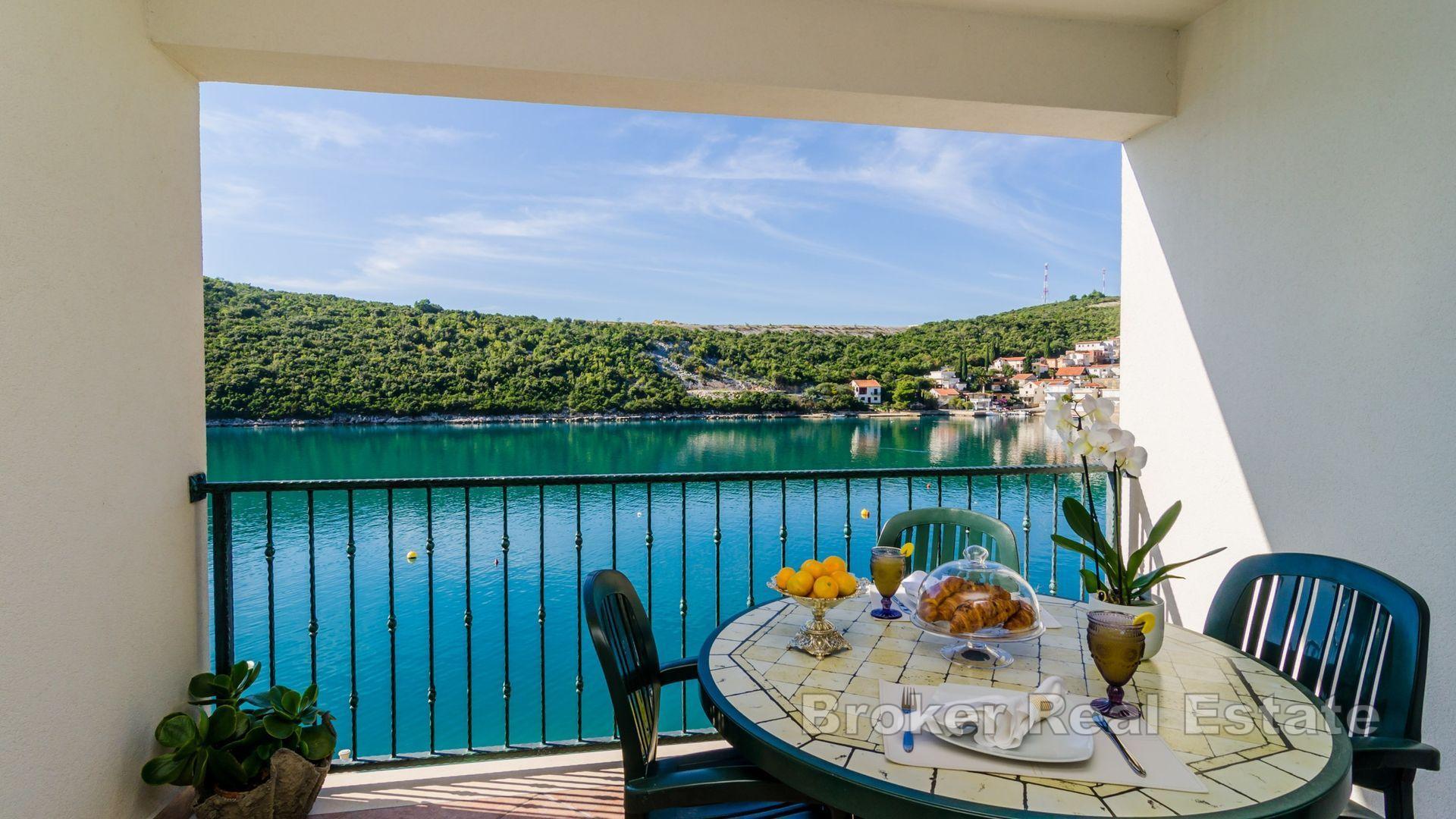 Плоче, жилой дом в первом ряду от моря