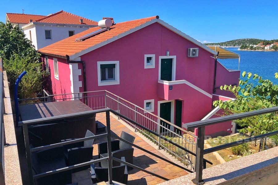 Rogoznica, maison avec 4 appartements, front de mer