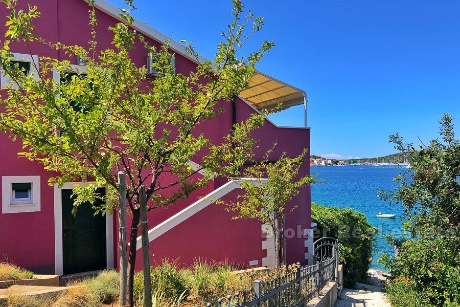 Rogoznica, maison avec 4 appartements, front de mer