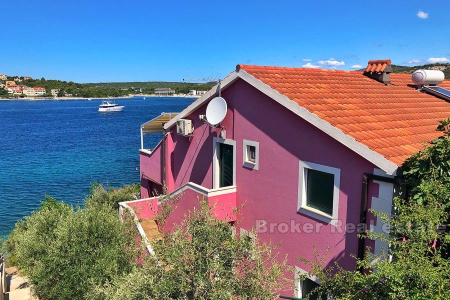 Rogoznica, maison avec 4 appartements, front de mer