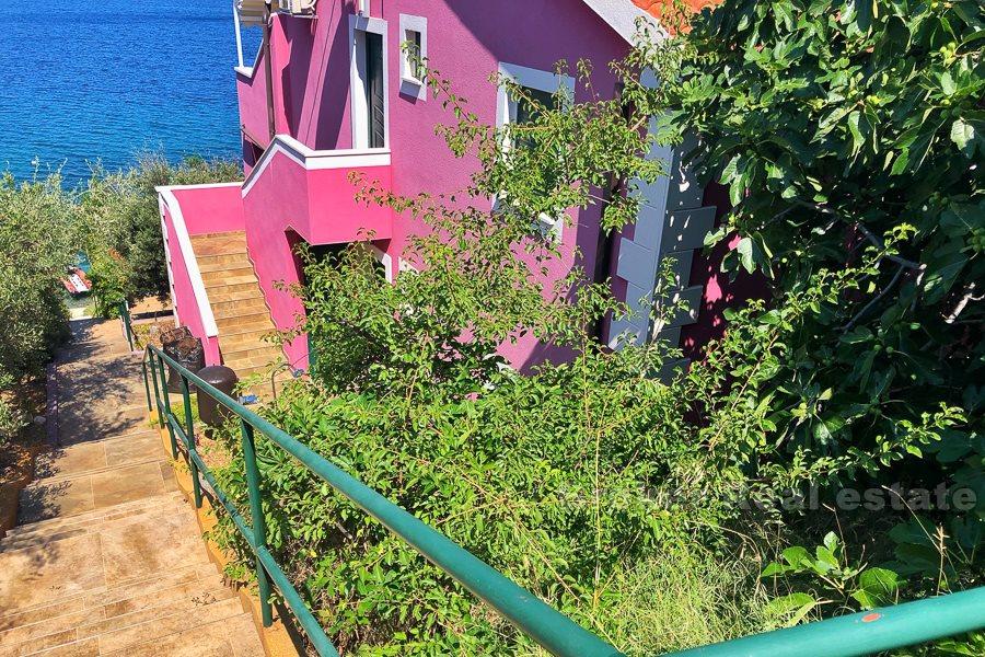 Rogoznica, maison avec 4 appartements, front de mer