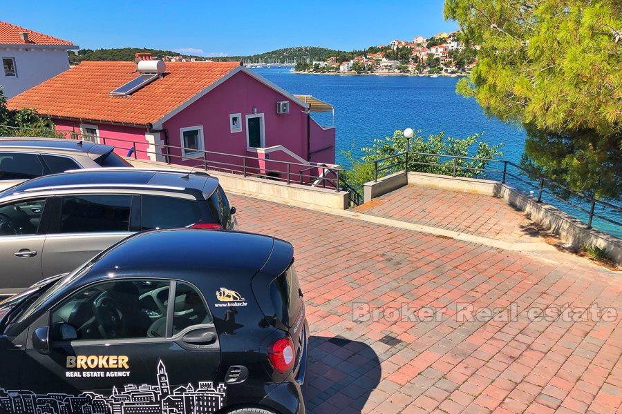 Rogoznica, maison avec 4 appartements, front de mer