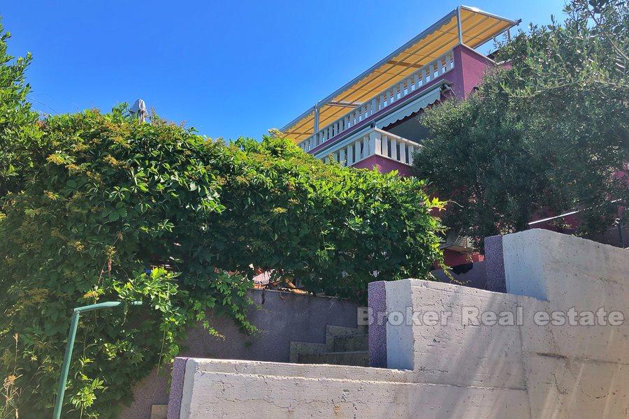 Rogoznica, maison avec 4 appartements, front de mer