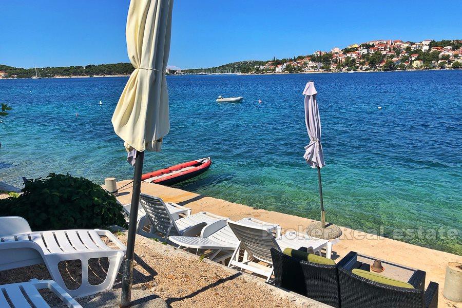 Rogoznica, maison avec 4 appartements, front de mer