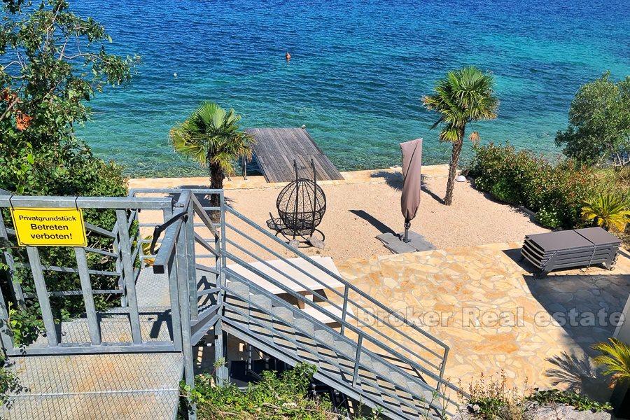 Rogoznica, maison avec 4 appartements, front de mer