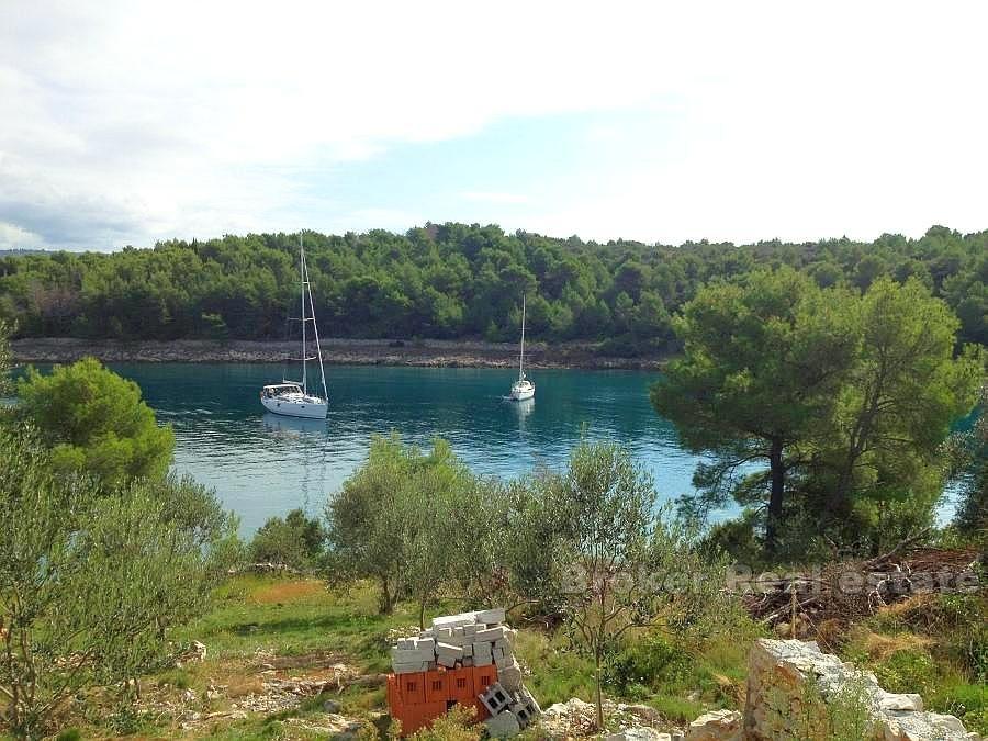 Wyspa Brac, piękny kamienny dom w drugim rzędzie do morza