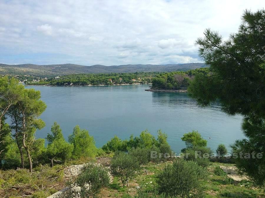 Wyspa Brac, piękny kamienny dom w drugim rzędzie do morza