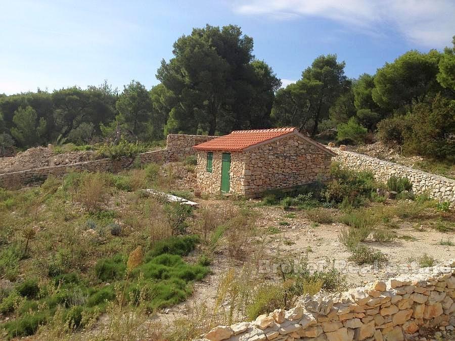 Wyspa Brac, piękny kamienny dom w drugim rzędzie do morza