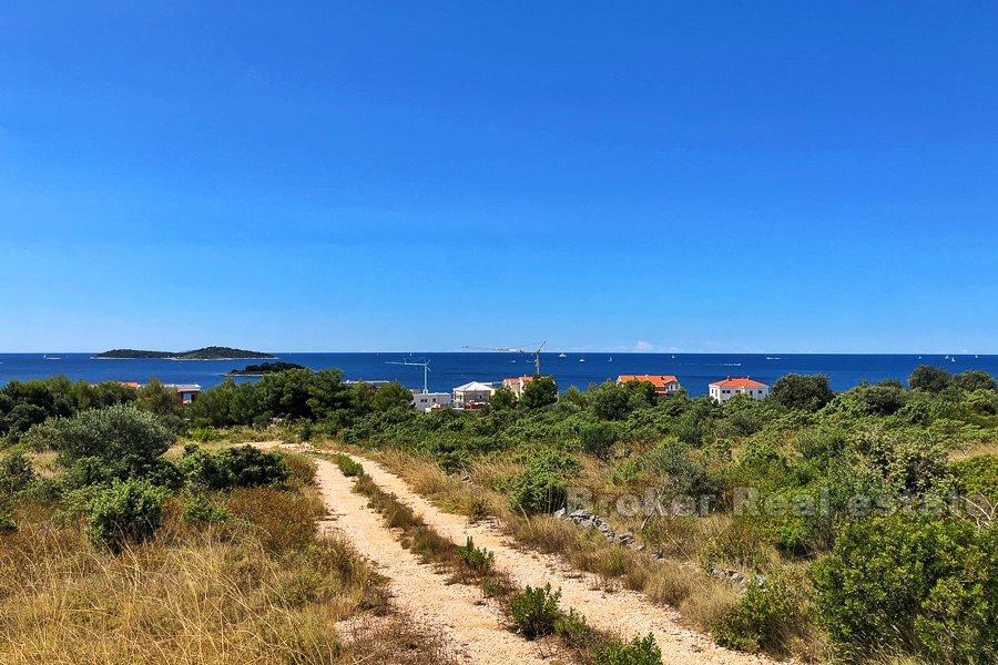 Rogoznica, terrain à bâtir avec vue dégagée sur la mer