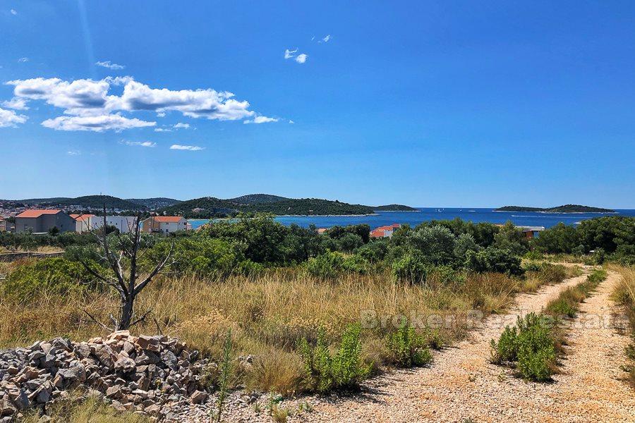 Rogoznica, terrain à bâtir avec vue dégagée sur la mer