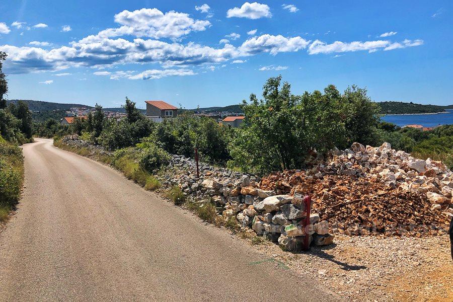 Rogoznica, terrain à bâtir avec vue dégagée sur la mer