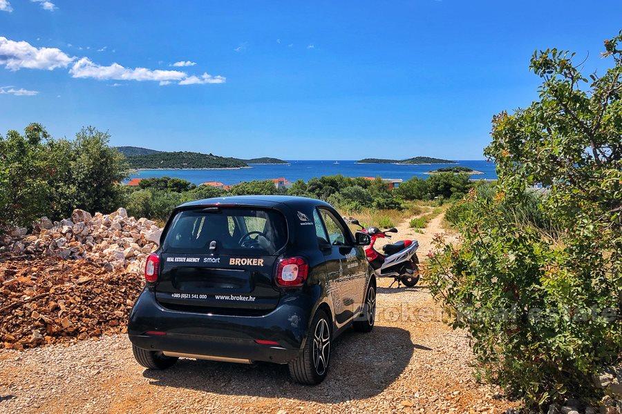 Rogoznica, terrain à bâtir avec vue dégagée sur la mer
