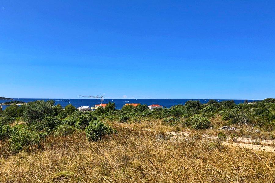 Rogoznica, terrain à bâtir avec vue dégagée sur la mer