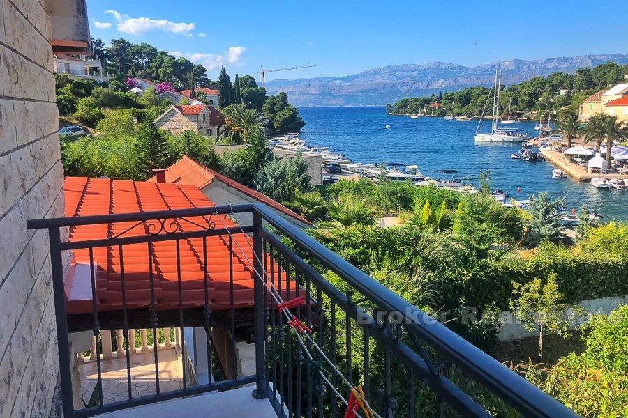 Wyspa Brac, tradycyjny dom z kamienia pierwszego rzędu do morza