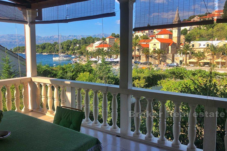 Остров Брач, традиционный каменный дом в первом ряду от моря