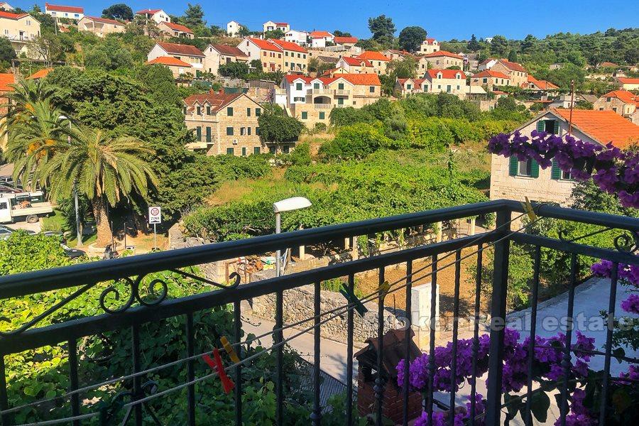 Остров Брач, традиционный каменный дом в первом ряду от моря