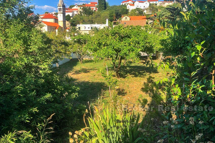 Остров Брач, традиционный каменный дом в первом ряду от моря