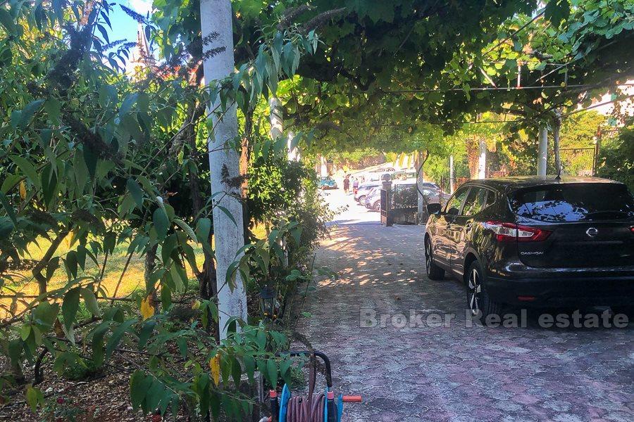 Остров Брач, традиционный каменный дом в первом ряду от моря