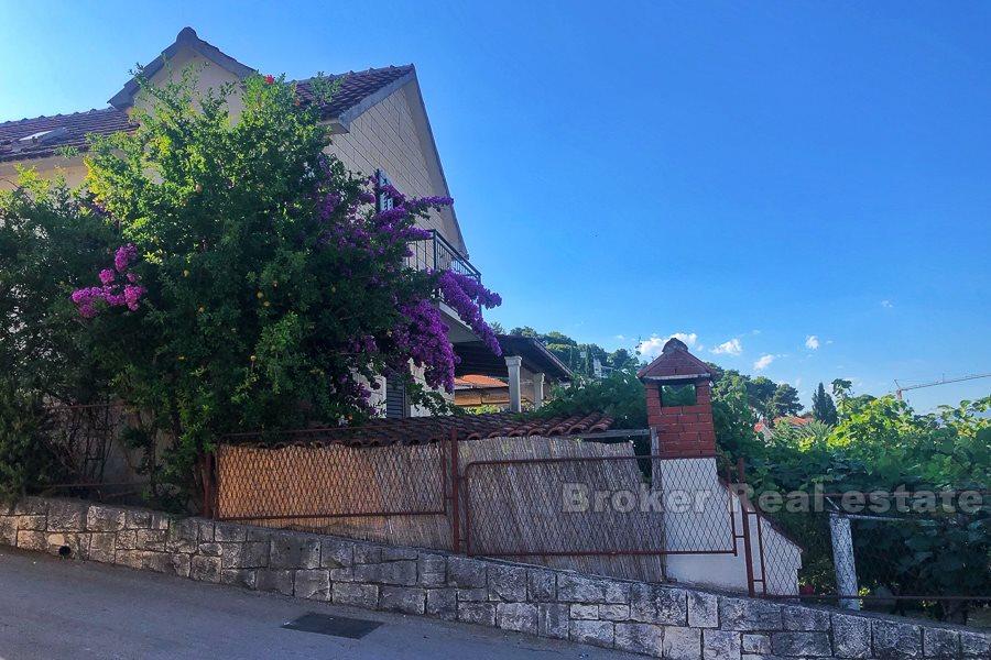 Wyspa Brac, tradycyjny dom z kamienia pierwszego rzędu do morza