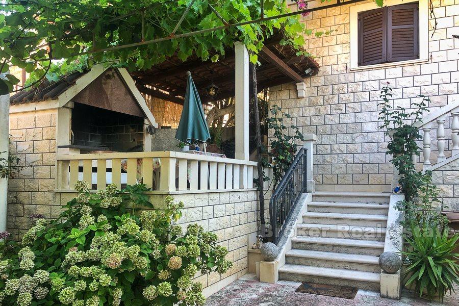 Wyspa Brac, tradycyjny dom z kamienia pierwszego rzędu do morza