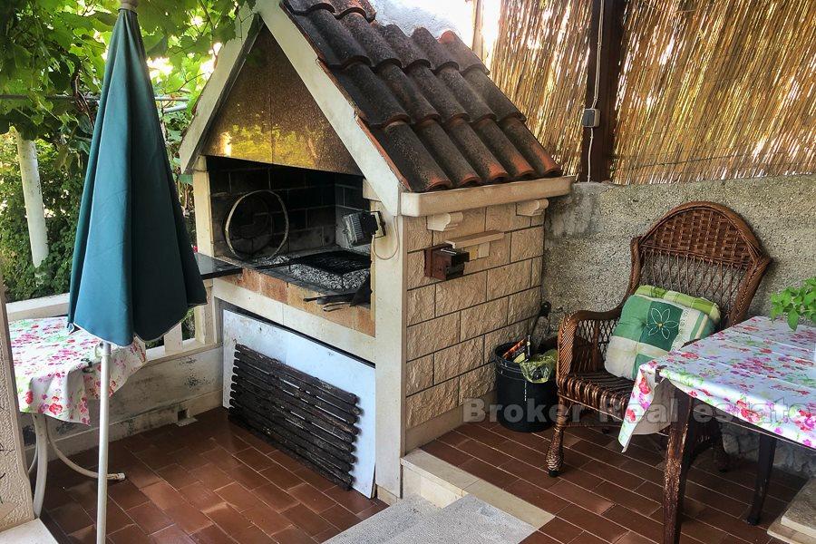 Остров Брач, традиционный каменный дом в первом ряду от моря