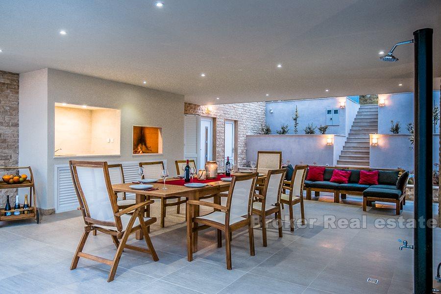 Rogoznica, villa de construction récente en bord de mer