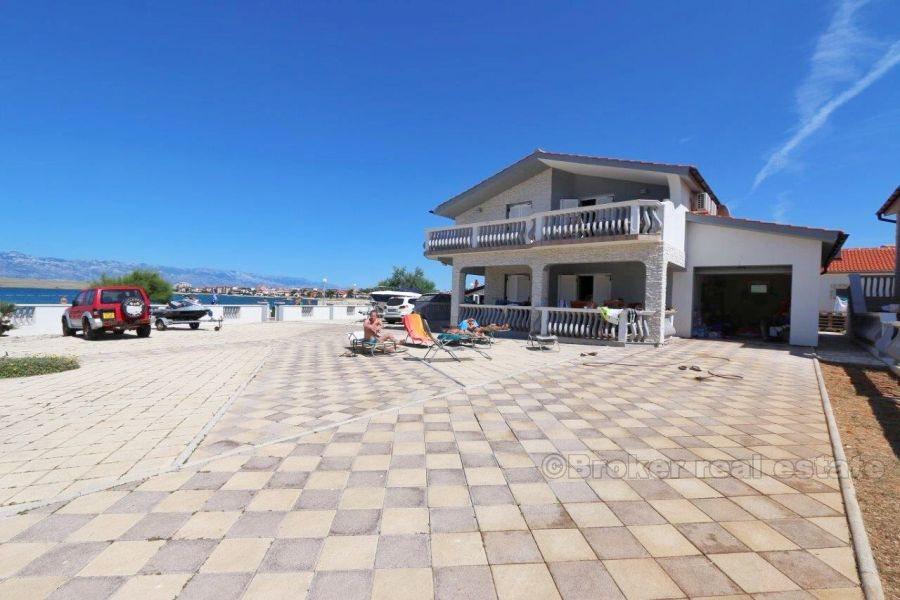 Wyspa Vir, dom w pierwszym rzędzie do morza