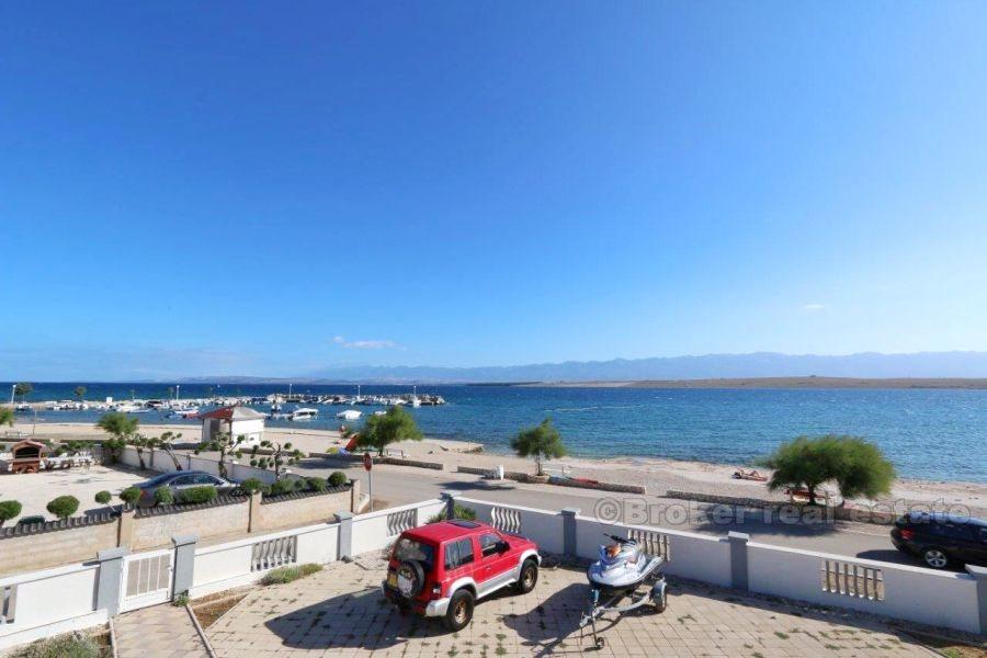 Wyspa Vir, dom w pierwszym rzędzie do morza