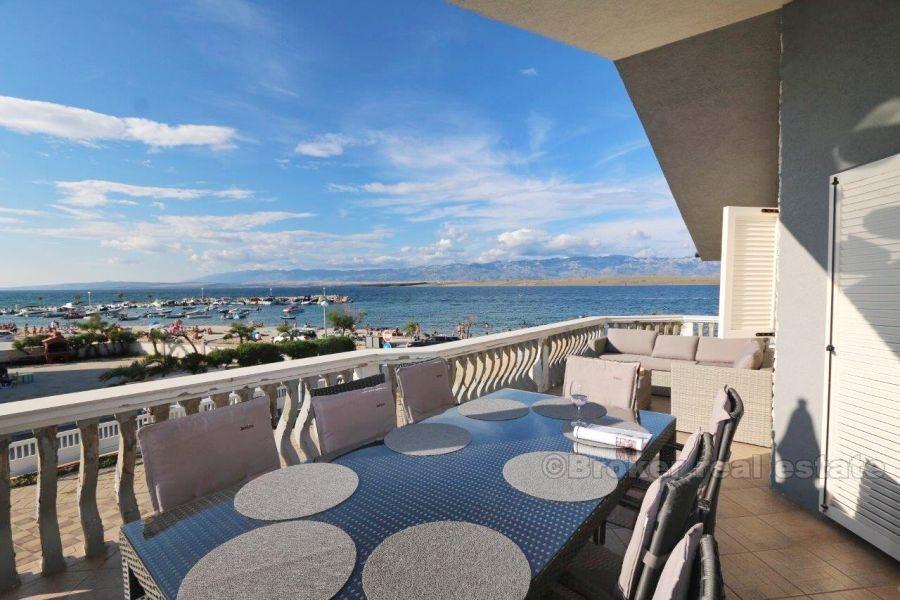 Wyspa Vir, dom w pierwszym rzędzie do morza