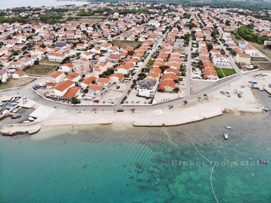 Wyspa Vir, dom w pierwszym rzędzie do morza