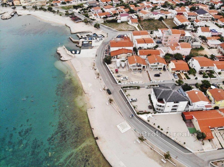 Wyspa Vir, dom w pierwszym rzędzie do morza