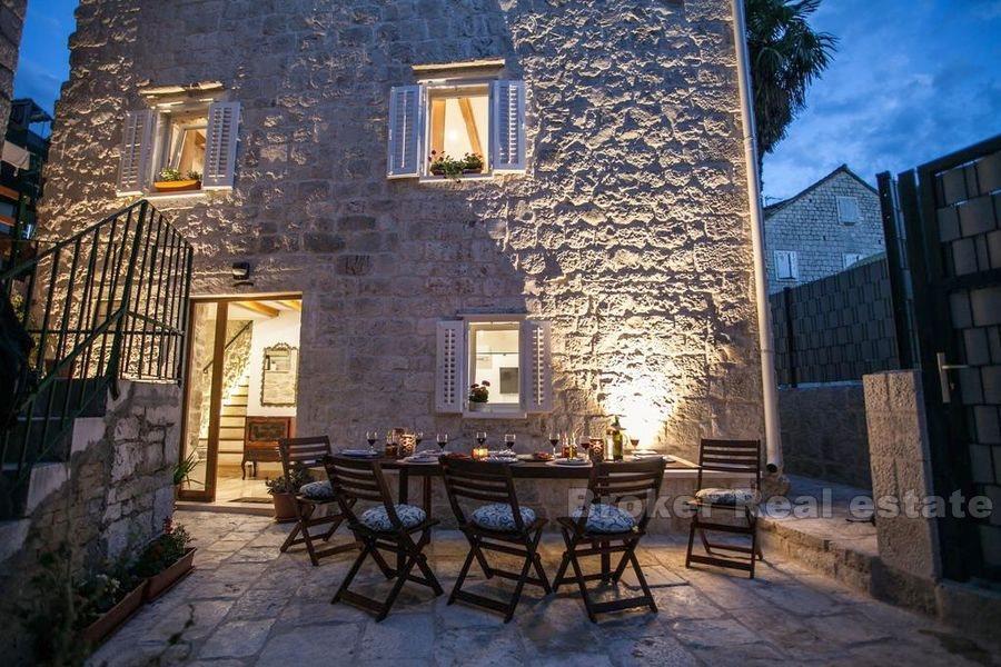 Trogir, vieille maison en pierre rénovée, opportunité touristique