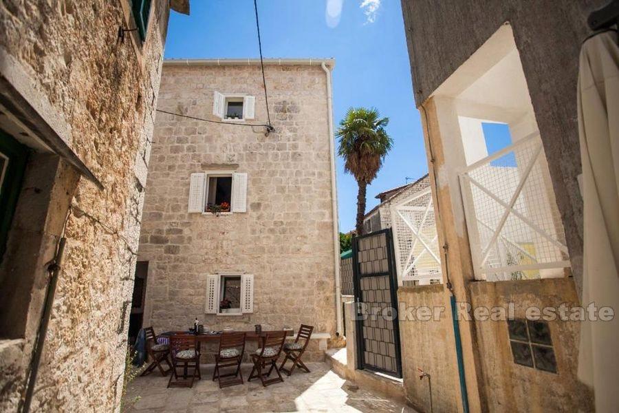 Trogir, vieille maison en pierre rénovée, opportunité touristique