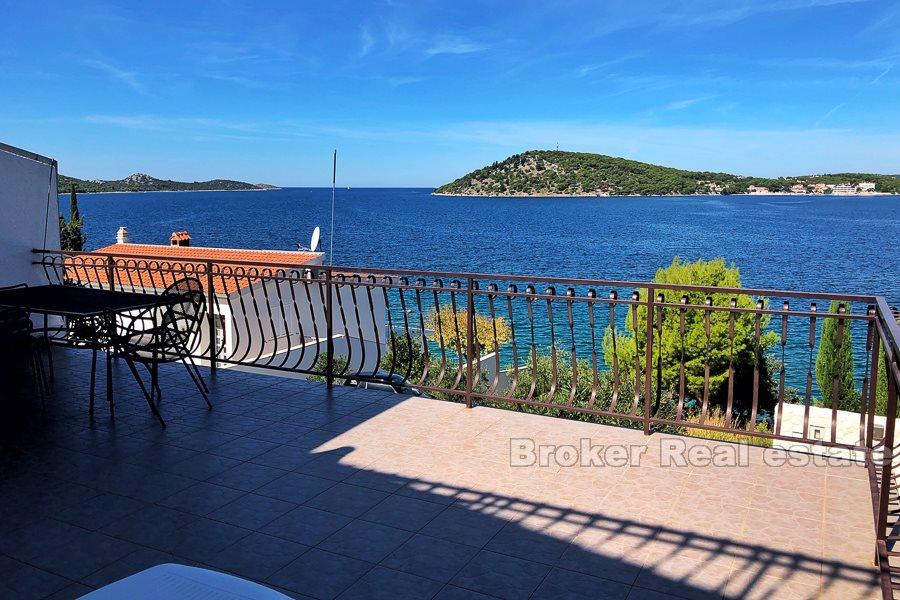 Rogoznica, casa bifamiliare con splendida vista, a 25 metri dalla spiaggia