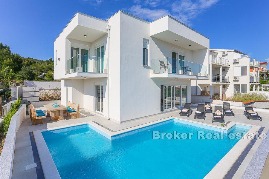 Rogoznica, nowoczesna willa z widokiem na basen i morze