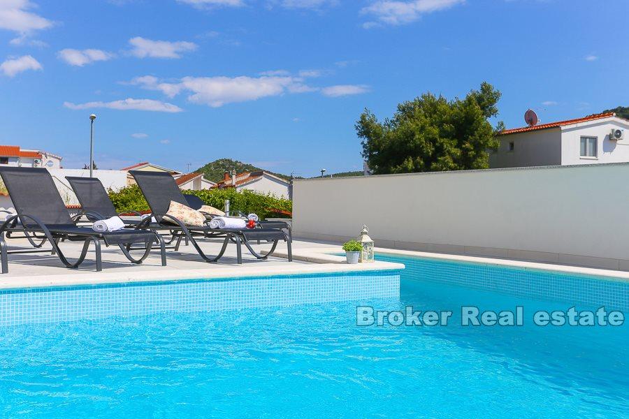 Rogoznica, nowoczesna willa z widokiem na basen i morze