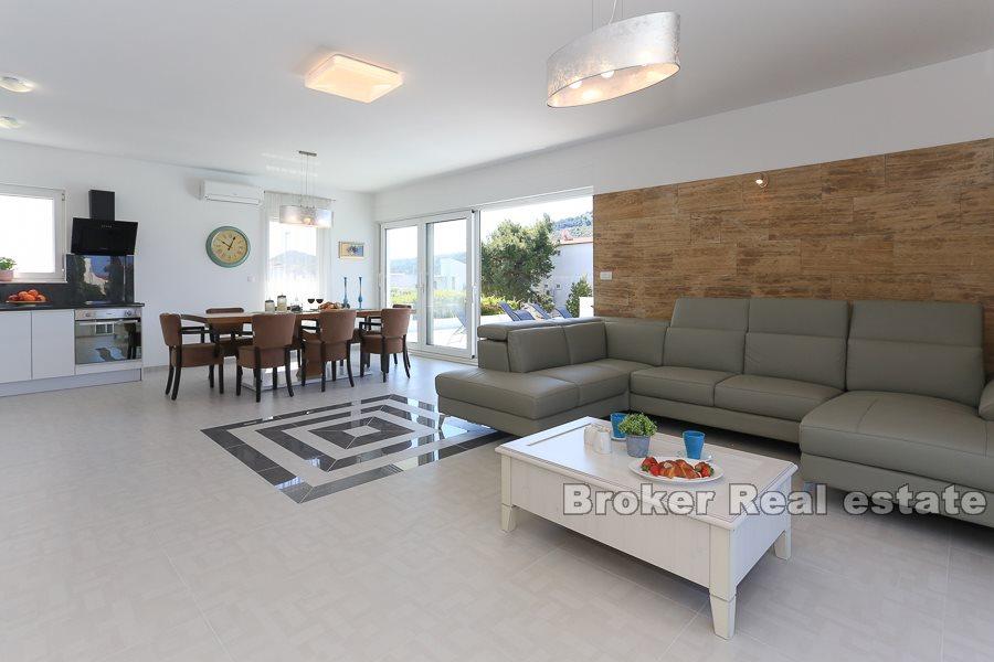 Rogoznica, nowoczesna willa z widokiem na basen i morze