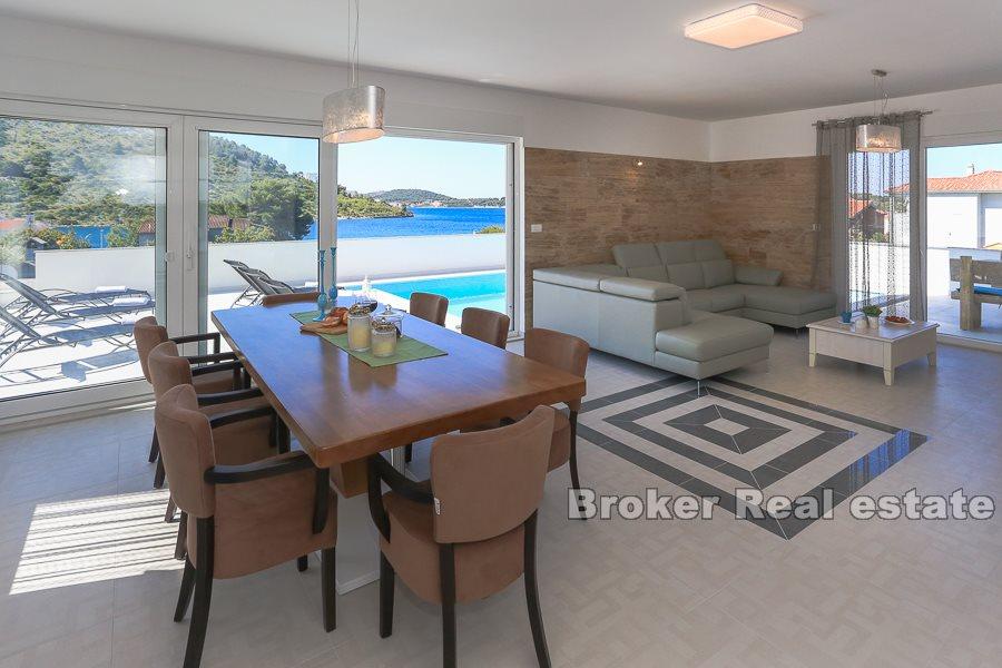 Rogoznica, nowoczesna willa z widokiem na basen i morze