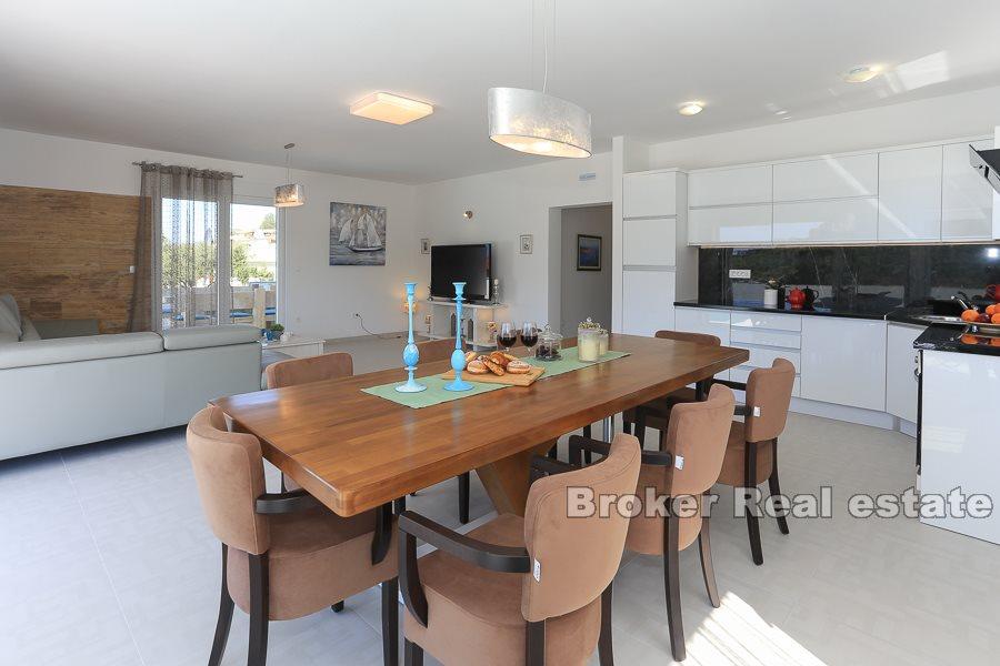 Rogoznica, nowoczesna willa z widokiem na basen i morze