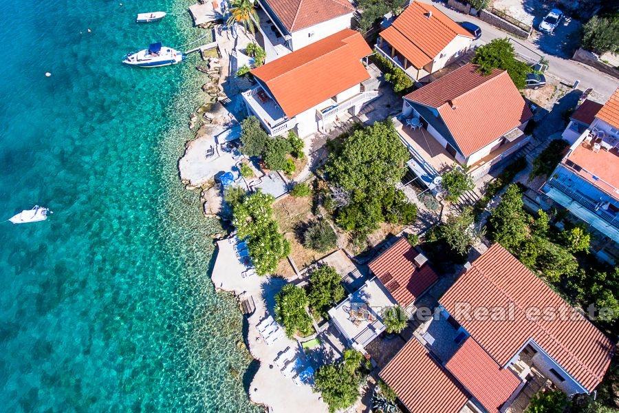 Rogoznica, hus med tillstånd för villa, utmärkt läge
