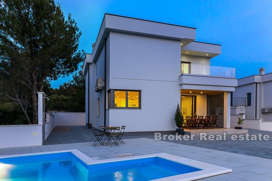 Rogoznica, nybyggd, modern villa med pool