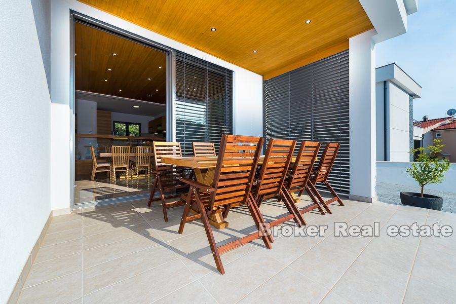 Rogoznica, nově postavená, moderní vila s bazénem