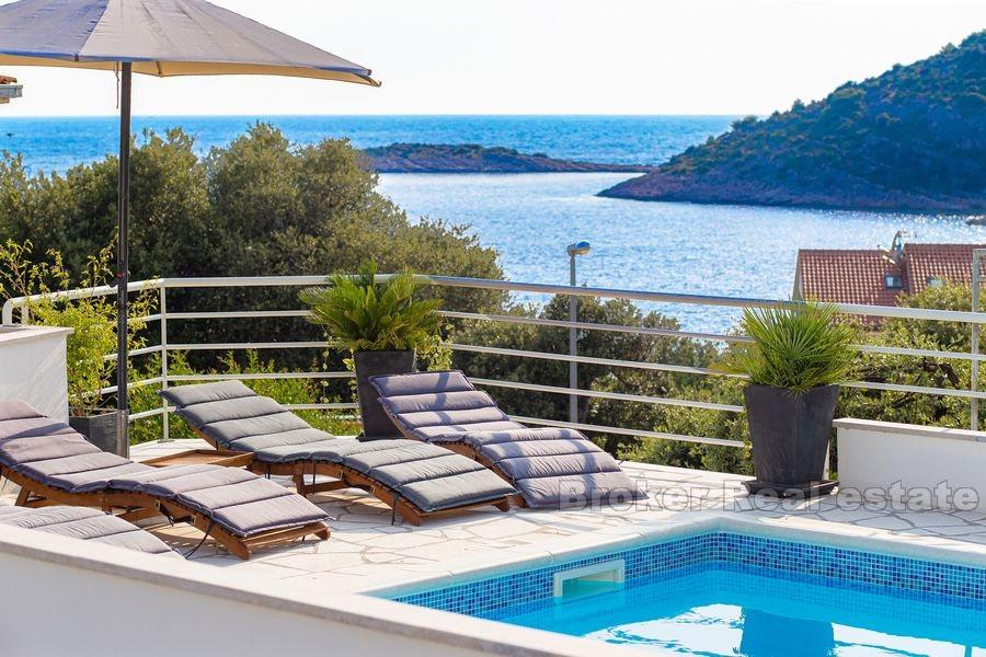 Rogoznica, pěkný bytový dům s bazénem a pěkným výhledem na moře