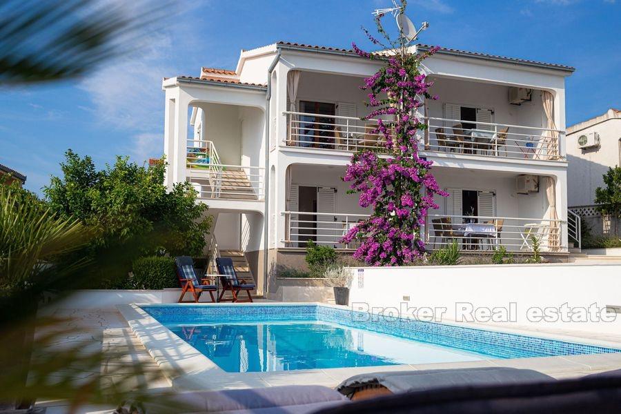 Rogoznica, pěkný bytový dům s bazénem a pěkným výhledem na moře