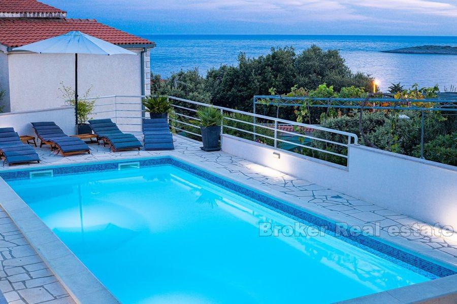 Rogoznica, bel immeuble avec piscine et belle vue mer