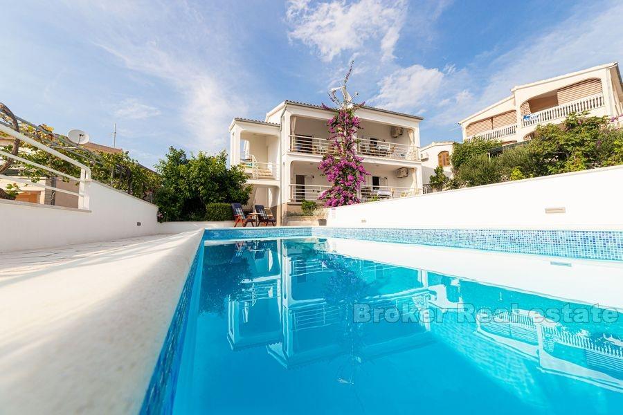 Rogoznica, pěkný bytový dům s bazénem a pěkným výhledem na moře