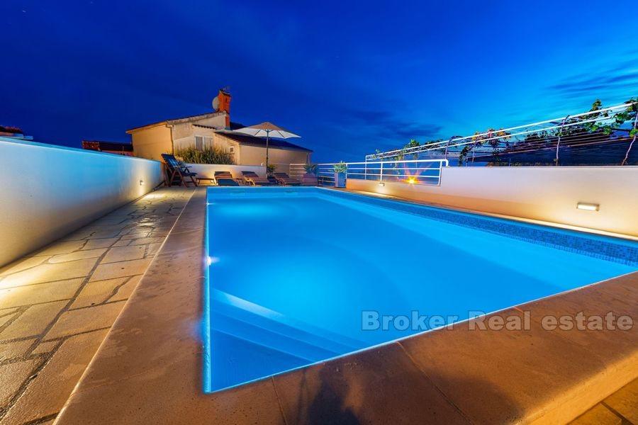 Rogoznica, pěkný bytový dům s bazénem a pěkným výhledem na moře