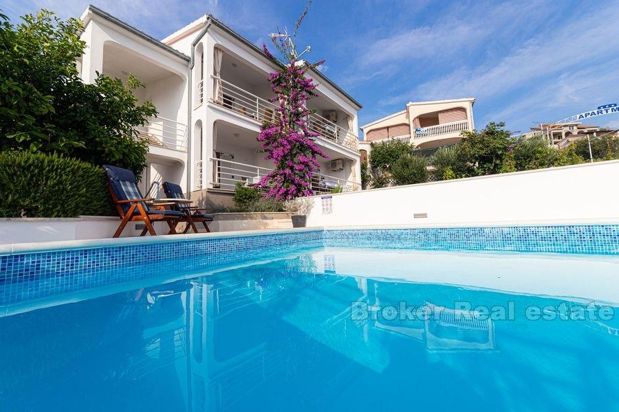 Rogoznica, pěkný bytový dům s bazénem a pěkným výhledem na moře