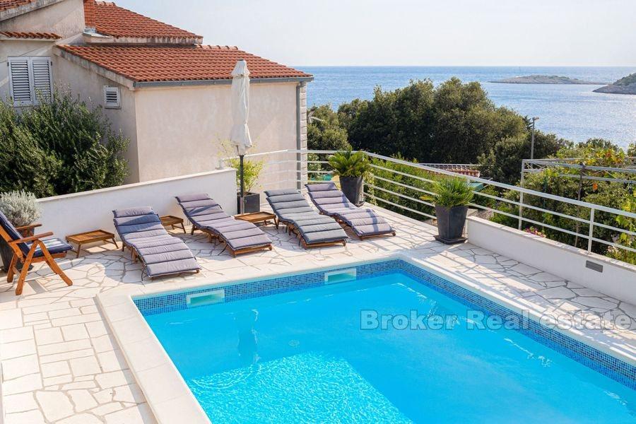 Rogoznica, pěkný bytový dům s bazénem a pěkným výhledem na moře