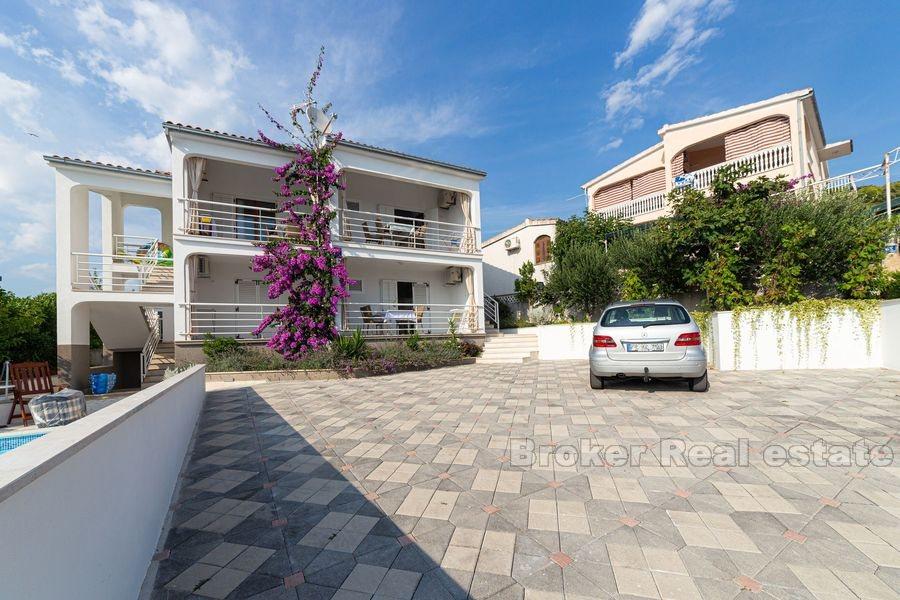 Rogoznica, pěkný bytový dům s bazénem a pěkným výhledem na moře